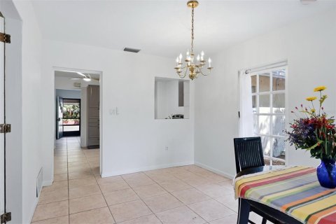 House in Sarasota, Florida 3 bedrooms, 121.33 sq.m. № 2133809 - photo 15