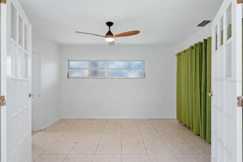 House in Sarasota, Florida 3 bedrooms, 121.33 sq.m. № 2133809 - photo 17
