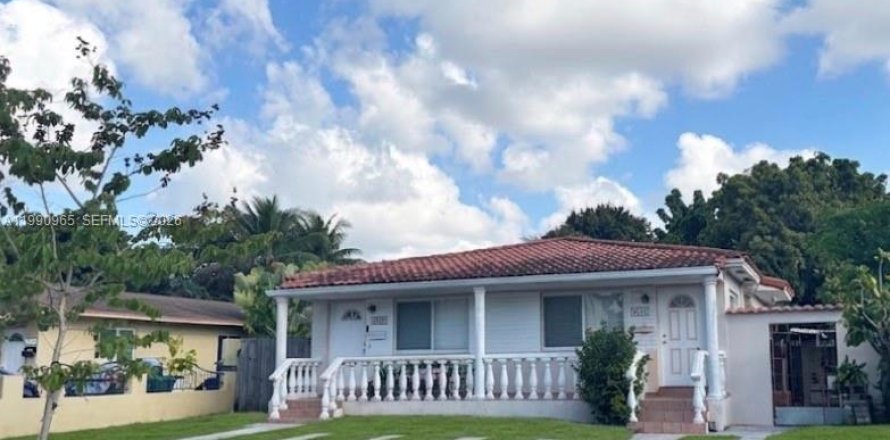 Commercial property in Miami, Florida 121.89 sq.m. № 2058077