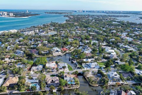 House in Sarasota, Florida 4 bedrooms, 249.81 sq.m. № 2156153 - photo 9