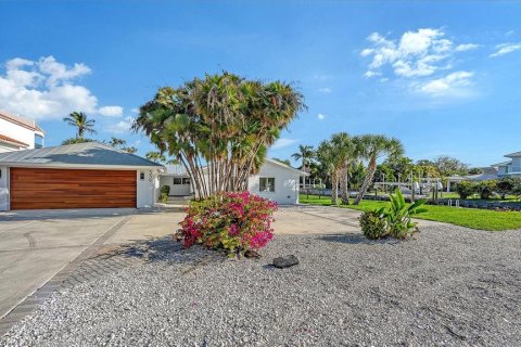 House in Sarasota, Florida 4 bedrooms, 249.81 sq.m. № 2156153 - photo 13