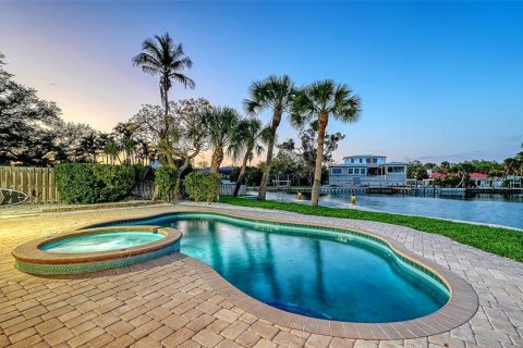 House in Sarasota, Florida 4 bedrooms, 249.81 sq.m. № 2156153 - photo 2
