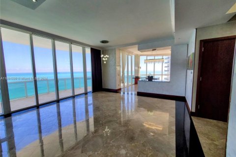 Condominio en venta en Sunny Isles Beach, Florida, 3 dormitorios, 257.15 m2 № 2012263 - foto 13
