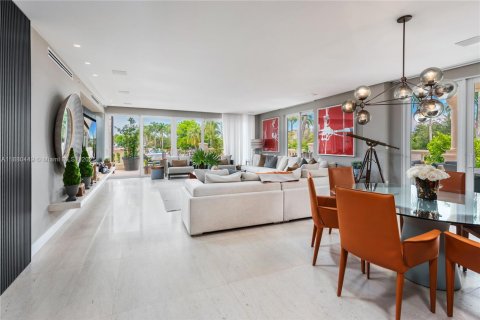 Condo in Miami Beach, Florida, 4 bedrooms  № 2016094 - photo 2