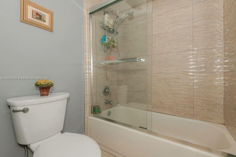Condo in Hollywood, Florida, 2 bedrooms  № 1830595 - photo 17