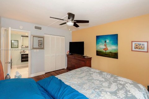 Condo in Hollywood, Florida, 2 bedrooms  № 1830595 - photo 10