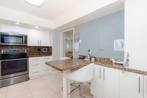 Condo in Hollywood, Florida, 2 bedrooms  № 1830595 - photo 2