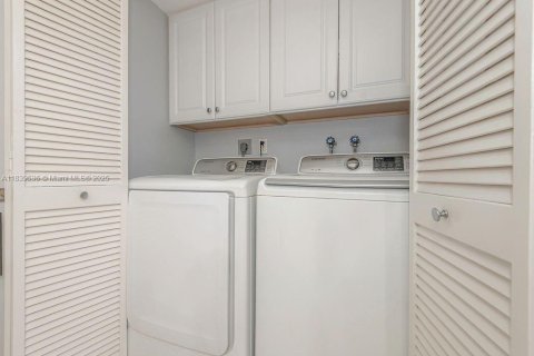 Condo in Hollywood, Florida, 2 bedrooms  № 1830595 - photo 20