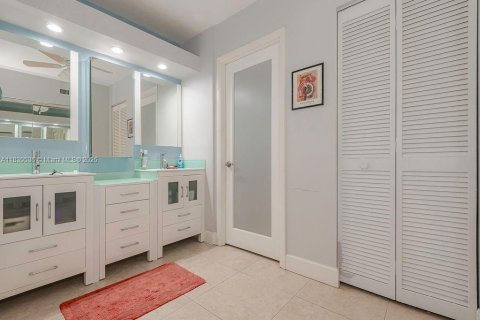 Condo in Hollywood, Florida, 2 bedrooms  № 1830595 - photo 16