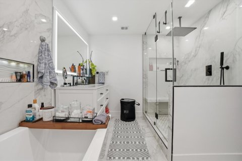 Condominio en venta en North Miami Beach, Florida, 2 dormitorios, 124.95 m2 № 2057550 - foto 12