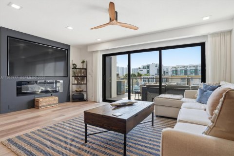 Condominio en venta en North Miami Beach, Florida, 2 dormitorios, 124.95 m2 № 2057550 - foto 3