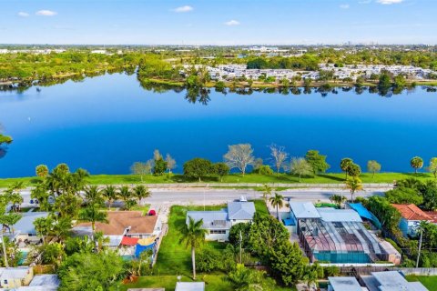 House in Lake Worth, Florida 3 bedrooms, 137.5 sq.m. № 2249178 - photo 30