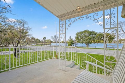 House in Lake Worth, Florida 3 bedrooms, 137.5 sq.m. № 2249178 - photo 5