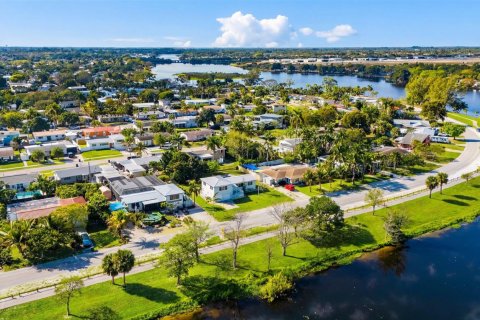 House in Lake Worth, Florida 3 bedrooms, 137.5 sq.m. № 2249178 - photo 28