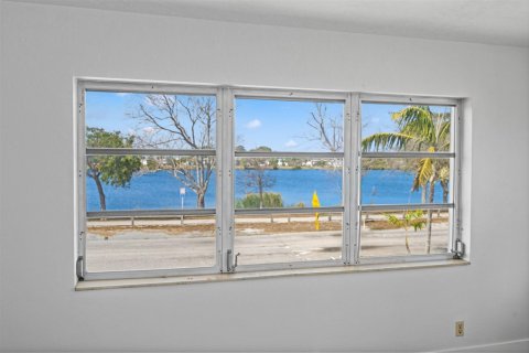 House in Lake Worth, Florida 3 bedrooms, 137.5 sq.m. № 2249178 - photo 18