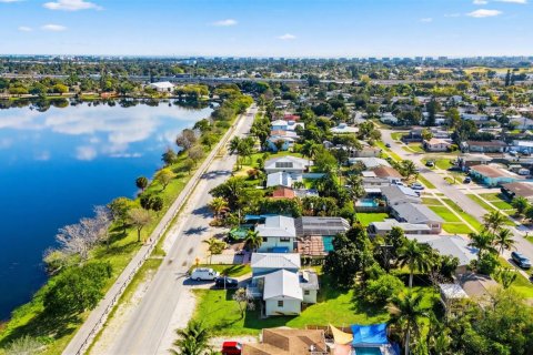 House in Lake Worth, Florida 3 bedrooms, 137.5 sq.m. № 2249178 - photo 29