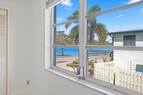 House in Lake Worth, Florida 3 bedrooms, 137.5 sq.m. № 2249178 - photo 17