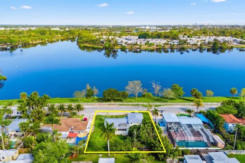 House in Lake Worth, Florida 3 bedrooms, 137.5 sq.m. № 2249178