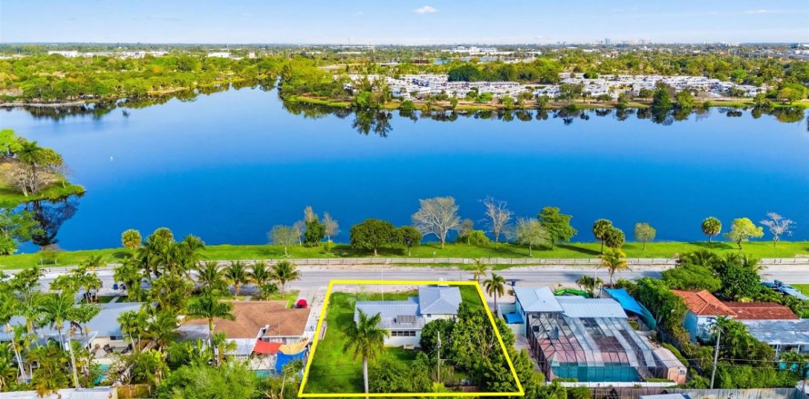 House in Lake Worth, Florida 3 bedrooms, 137.5 sq.m. № 2249178