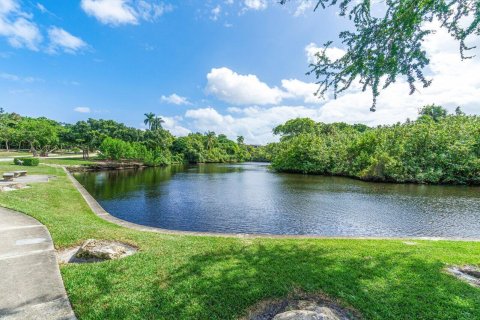House in Boca Raton, Florida 3 bedrooms, 180.69 sq.m. № 1186373 - photo 1