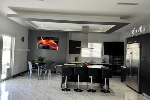 House in Doral, Florida 5 bedrooms, 383.59 sq.m. № 1699124 - photo 12