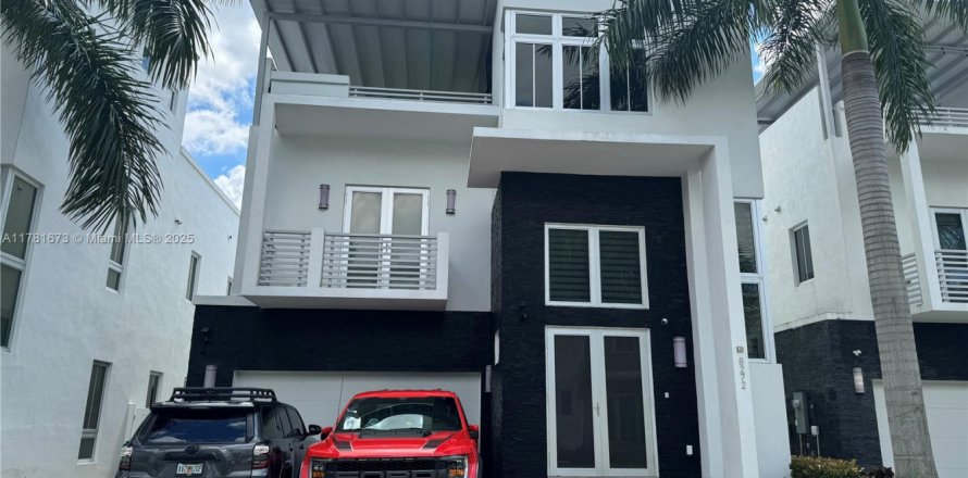 House in Doral, Florida 5 bedrooms, 383.59 sq.m. № 1699124