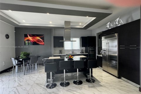 House in Doral, Florida 5 bedrooms, 383.59 sq.m. № 1699124 - photo 10