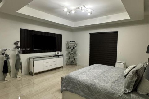 House in Doral, Florida 5 bedrooms, 383.59 sq.m. № 1699124 - photo 21