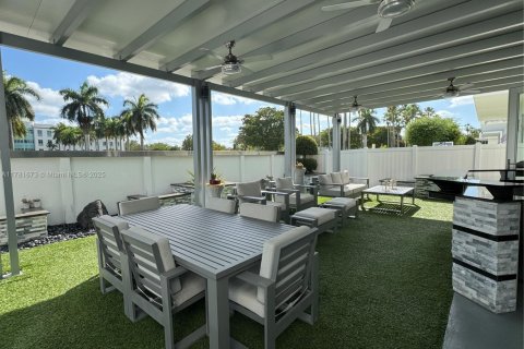House in Doral, Florida 5 bedrooms, 383.59 sq.m. № 1699124 - photo 16