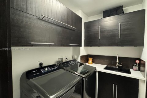 House in Doral, Florida 5 bedrooms, 383.59 sq.m. № 1699124 - photo 29