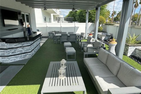 House in Doral, Florida 5 bedrooms, 383.59 sq.m. № 1699124 - photo 18
