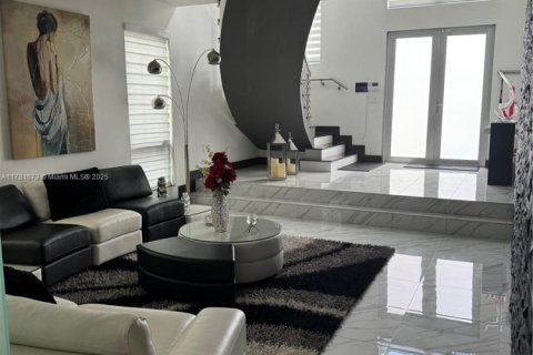 House in Doral, Florida 5 bedrooms, 383.59 sq.m. № 1699124 - photo 3