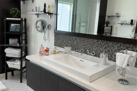 House in Doral, Florida 5 bedrooms, 383.59 sq.m. № 1699124 - photo 25