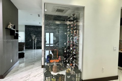 House in Doral, Florida 5 bedrooms, 383.59 sq.m. № 1699124 - photo 7