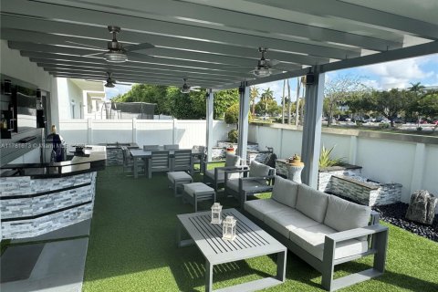 House in Doral, Florida 5 bedrooms, 383.59 sq.m. № 1699124 - photo 15
