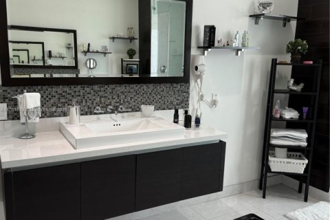 House in Doral, Florida 5 bedrooms, 383.59 sq.m. № 1699124 - photo 24
