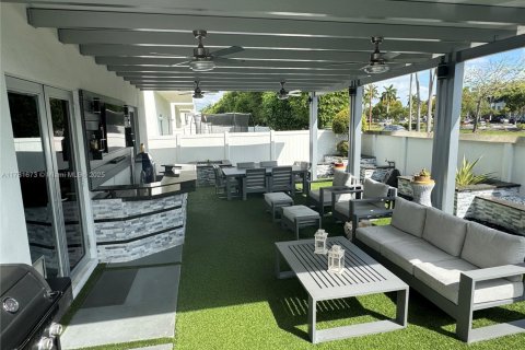 House in Doral, Florida 5 bedrooms, 383.59 sq.m. № 1699124 - photo 17