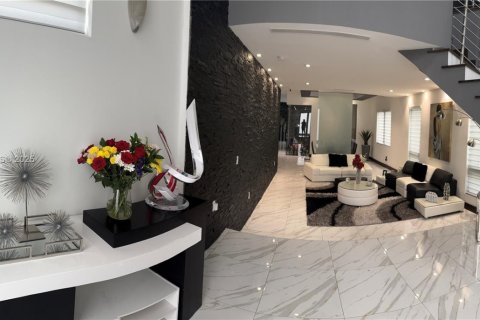 House in Doral, Florida 5 bedrooms, 383.59 sq.m. № 1699124 - photo 2