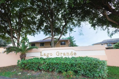 Condominio en Hialeah, Florida, 2 dormitorios  № 1975010