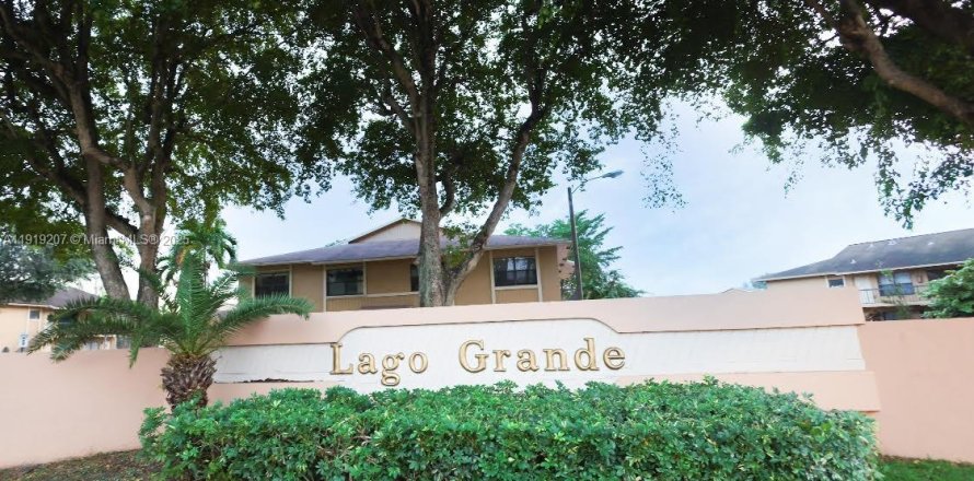 Condominio en Hialeah, Florida, 2 dormitorios  № 1975010