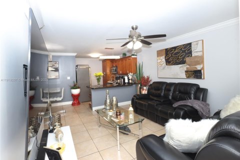 Condominio en venta en Hialeah, Florida, 2 dormitorios, 69.4 m2 № 1975010 - foto 4