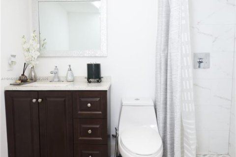 Condominio en venta en Hialeah, Florida, 2 dormitorios, 69.4 m2 № 1975010 - foto 12