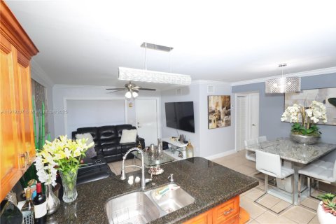 Condominio en venta en Hialeah, Florida, 2 dormitorios, 69.4 m2 № 1975010 - foto 6