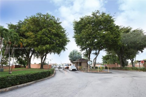 Condominio en venta en Hialeah, Florida, 2 dormitorios, 69.4 m2 № 1975010 - foto 3