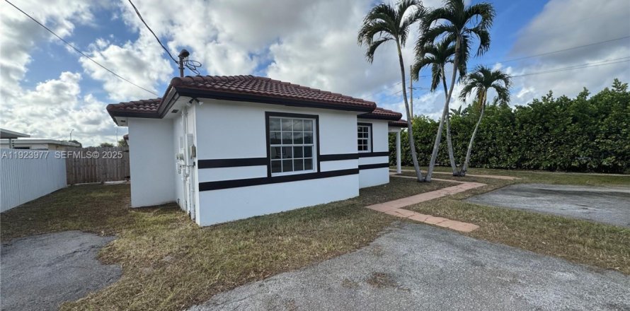 Propiedad comercial en Miami, Florida 284.65 m2 № 1982702