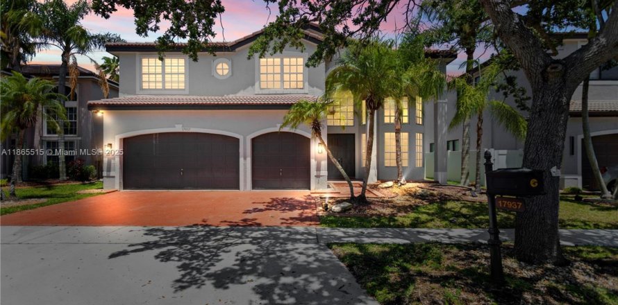 House in Miramar, Florida 5 bedrooms, 348.38 sq.m. № 1897202