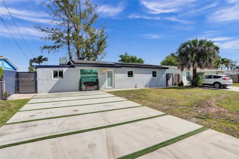 House in Dania Beach, Florida 5 bedrooms, 163.79 sq.m. № 1714259 - photo 1