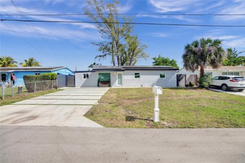 House in Dania Beach, Florida 5 bedrooms, 163.79 sq.m. № 1714259 - photo 2