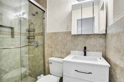 House in Dania Beach, Florida 5 bedrooms, 163.79 sq.m. № 1714259 - photo 13