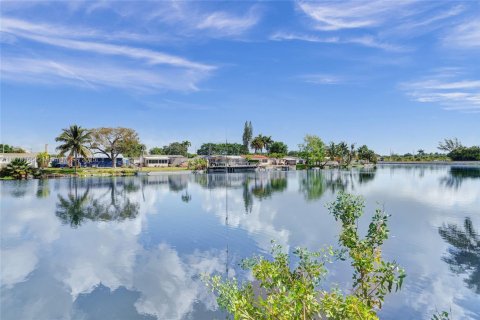 House in Dania Beach, Florida 5 bedrooms, 163.79 sq.m. № 1714259 - photo 17